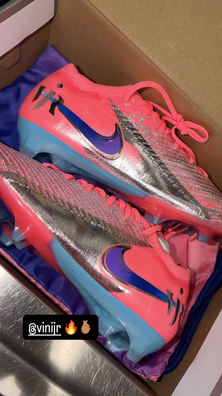 体育数据-了却一桩心愿!索博斯洛伊晒维尼修斯送给自己的专属战靴