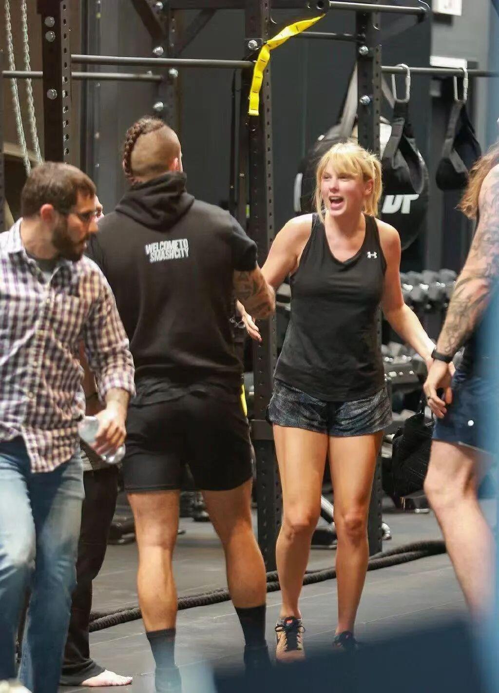 赛事直播-Taylor Swift 霉霉在健身房，锻炼健康体格